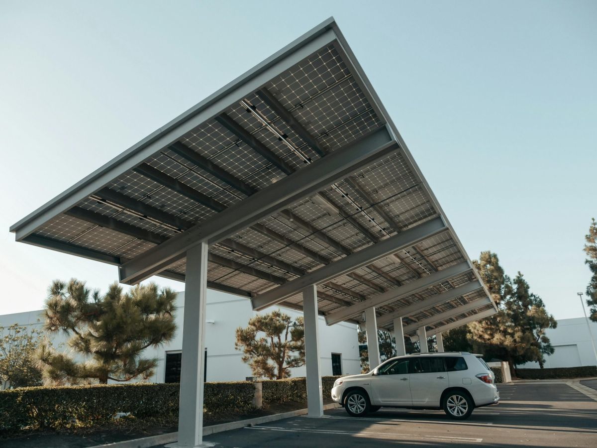 parking de coches con placas solares